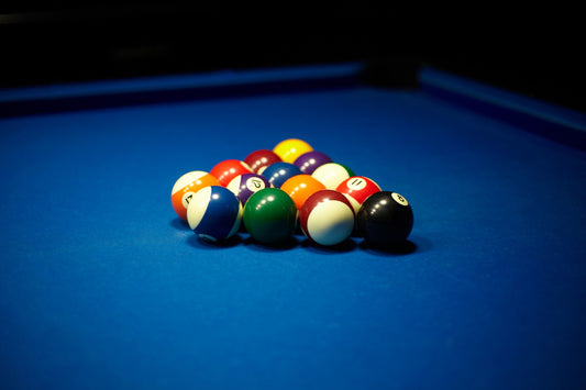 table à manger en forme de boule de billard